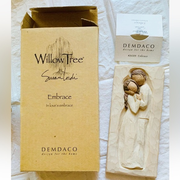“ In Love’s Embrace “ Willow Tree Figurine By Susan Lordi - Picture 2 of 7
